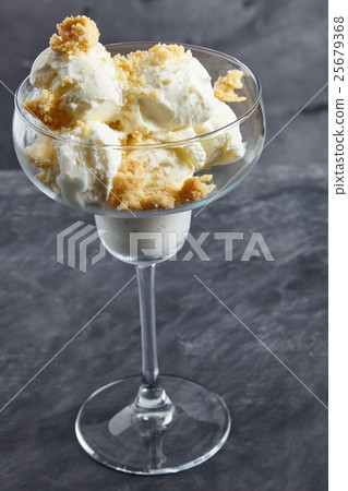 Vanilla ice cream with crumbs of shortbread 25679368