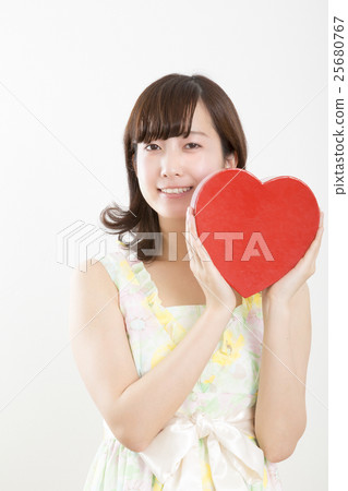 與女性心臟上身觀察照相機的微笑的面孔 25680767