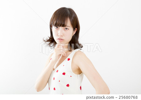 看女性畫象查尋掃視認為的上身夏天給照相機穿衣照相機注視白色後面 25680768