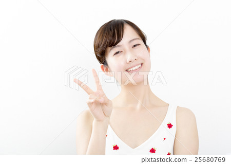 婦女和平標誌微笑腰部上面夏天給看見白色後面的一件照相機穿衣 25680769