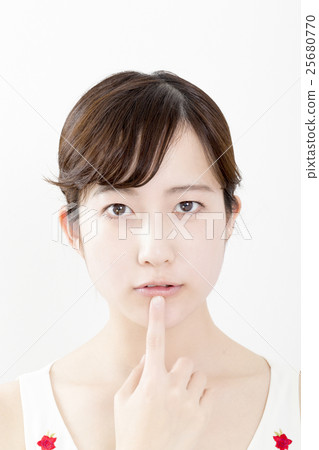 在您的嘴唇的女性化妝圖像手指赤裸皮膚白色後面照相機視圖 25680770