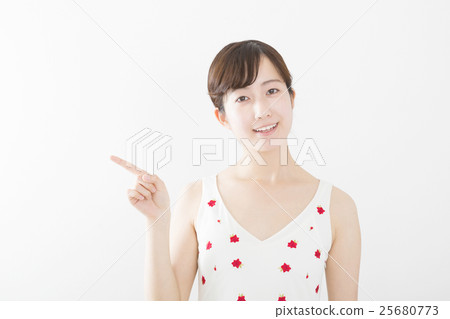 女性位置推薦的微笑腰部看著相機白背複製空間 25680773