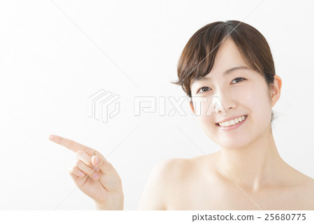 秀麗女性位置推薦公告微笑腰部上部照相機看白色後面拷貝空間 25680775