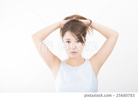 站立的畫象女性頭髮看您的室內照相機無袖 25680783