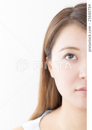美容圖像半臉前視圖是頂部白色背面 25680784