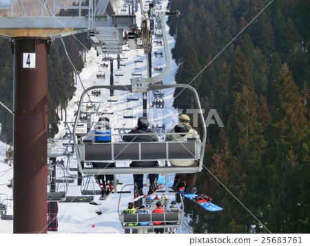 Ski lift 25683761