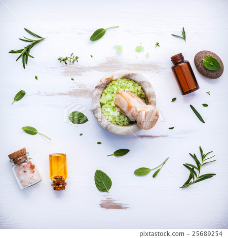 Aromatic sea salt with aromatic herbs .  25689254