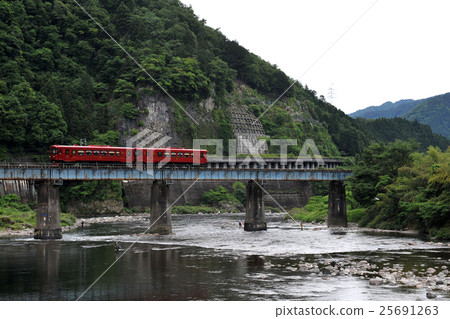 橫渡Nagara河鐵路橋的火車和釣魚者 橫渡Nagara河鐵路橋的火車和釣魚者 25691263