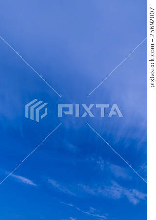 天空和雲彩和橋樑在10月早晨（藍色更多與修飾）垂直 25692007