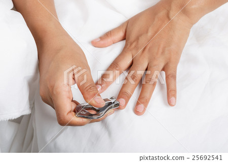 hand cutting fingernails 25692541