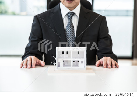 住宅模型和衣服男性商人 25694514
