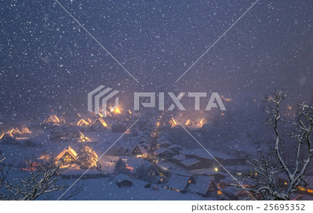 Shirakawago light-up snowfall 25695352