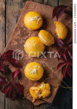 Citrus macaroons with white chocolate Citrus macaroons with white chocolate 25699062