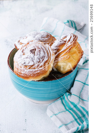 Modern pastries cruffins 25699148