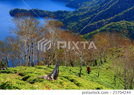 Climbers going to Shihshan ridgeline and view of Lake Chuzenji 25704244