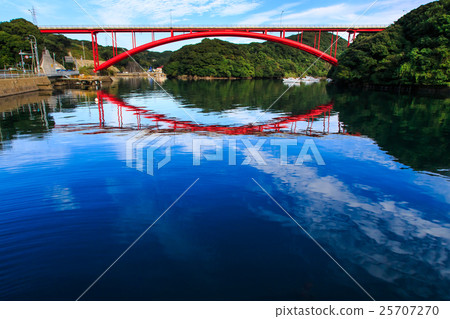 SUZUIDO Bridge橫跨長崎縣Urashima Saikai-shi的小海灣 SUZUIDO Bridge橫跨長崎縣Urashima Saikai-shi的小海灣 25707270