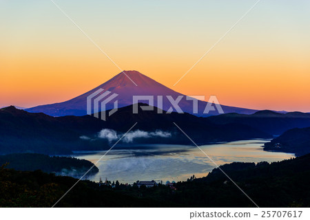 來自奧巴馬湖,蘆之湖的紅富士山 來自奧巴馬湖,蘆之湖的紅富士山 25707617