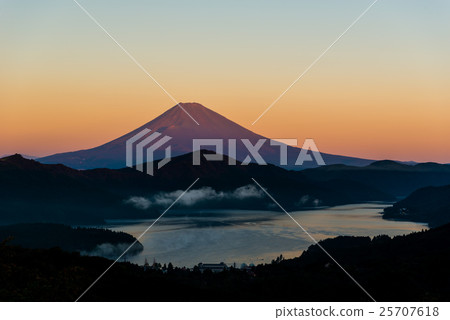 來自奧巴馬湖,蘆之湖的紅富士山 來自奧巴馬湖,蘆之湖的紅富士山 25707618