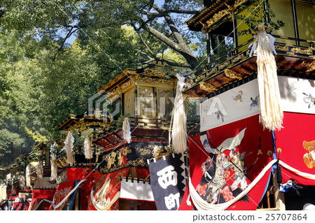Float lined in shrine grounds 25707864