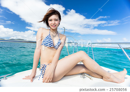 享受巡航的泳裝婦女 25708056