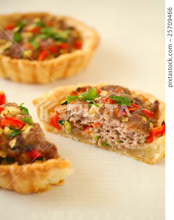 Meat pies like quiche cut & hall Meat pies like quiche cut & hall 25709466