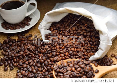 coffee beans and coffee cup 25710121