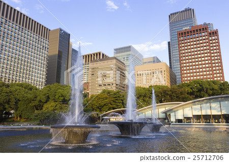 東京和田倉庫噴泉公園的丸之內商務區 東京和田倉庫噴泉公園的丸之內商務區 25712706