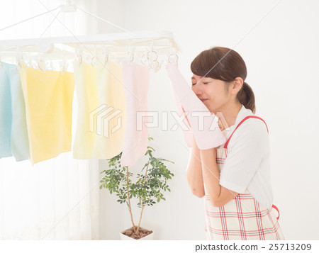 一個女人嗅聞室內的氣味幹 一個女人嗅聞室內的氣味幹 25713209