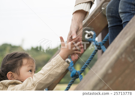 父母和孩子的手在公園裡玩 25713778