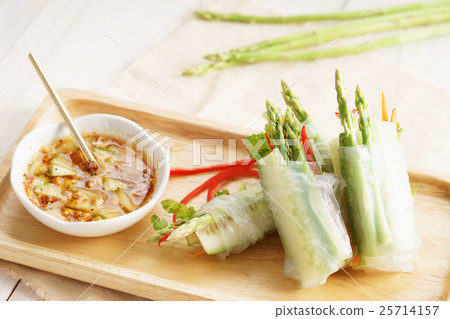 vegetarian salad roll 25714157