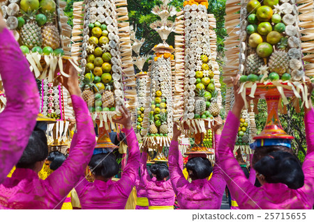 Balinese women with offerings for ceremony 25715655