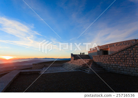 Sunset at the memorial 25716536