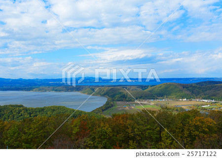 在秋葉中俯瞰Tenriyama的網走湖 25717122