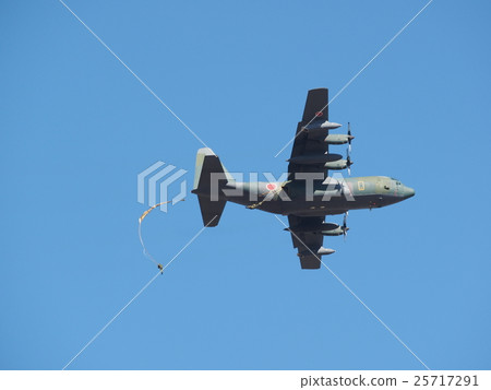 在千葉縣船橋市的Narashino駐軍在新的春天舉行的下降訓練開始時在藍天飛行的運輸機 25717291