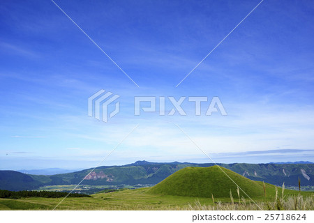 在開放熊本地震後第二天阿蘇全景線阿蘇最新的火山口。用綠草蓋的一個美好的圖 在開放熊本地震後第二天阿蘇全景線阿蘇最新的火山口。用綠草蓋的一個美好的圖 25718624