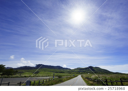 Aso mountain park road following Mt. Aso mountain ropeway after the Kumamoto earthquake, straight road reverse light blow that desires Nakadake first crater is beautiful 25718968