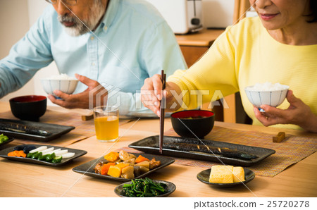 年長夫婦(餐) 年長夫婦(餐) 25720278