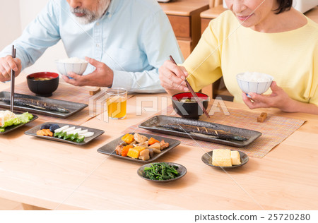 Senior couple (meal) 25720280