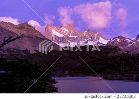 Mount Fitz Roy位於巴塔哥尼亞地區 Mount Fitz Roy位於巴塔哥尼亞地區 25720308