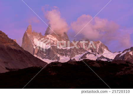 Mount Fitz Roy in the Patagonia region Mount Fitz Roy in the Patagonia region 25720310