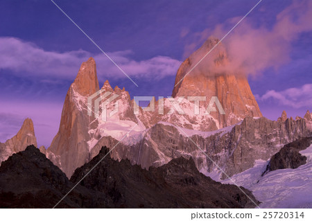 Mount Fitz Roy in the Patagonia region Mount Fitz Roy in the Patagonia region 25720314