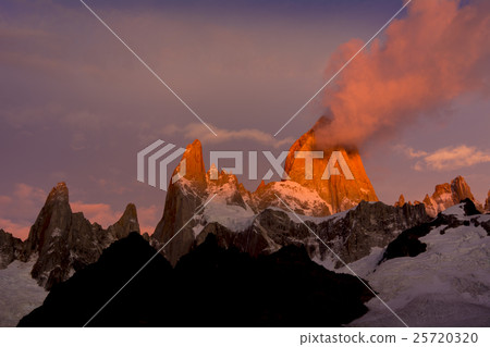 Mount Fitz Roy in the Patagonia region Mount Fitz Roy in the Patagonia region 25720320