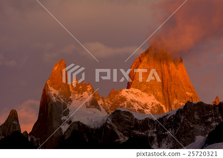 Mount Fitz Roy in the Patagonia region Mount Fitz Roy in the Patagonia region 25720321