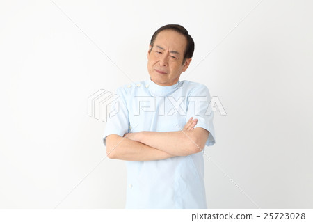 中年男子（老師牙醫按摩器） 25723028