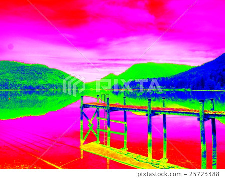 Thermography photo.  Empty wooden mole on lake 25723388