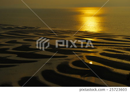 A beautiful sandprint appears on the tideland with low tide and sunset overlapping on the coast of the mikoshi The spectacle like a sculpture takes about tens of days throughout the year 25723603