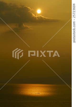 潮汐上出現了一個美麗的沙灘,低潮和日落重疊在mikoshi的海岸上像雕塑這樣的景觀全年需要大約幾十天 潮汐上出現了一個美麗的沙灘,低潮和日落重疊在mikoshi的海岸上像雕塑這樣的景觀全年需要大約幾十天 25723604