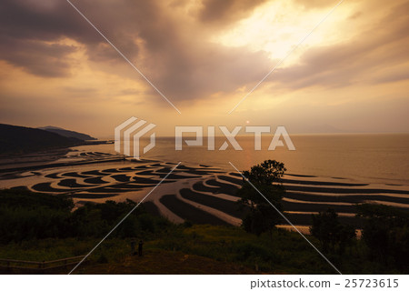 The difference of tide is said to be the best in Japan and the tide is drawn On the sandy beach on the coast come the graceful sandy sand flats of wind and waves appear 25723615
