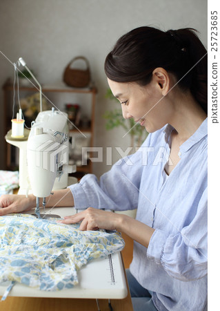 在家裡進行裁縫的女人 25723685
