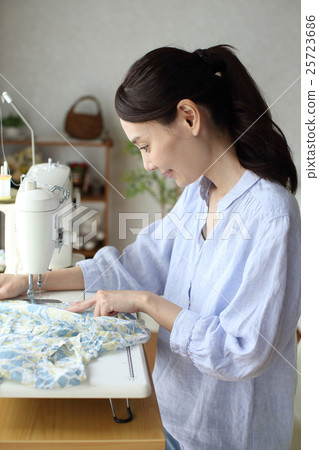 在家裡進行裁縫的女人 25723686